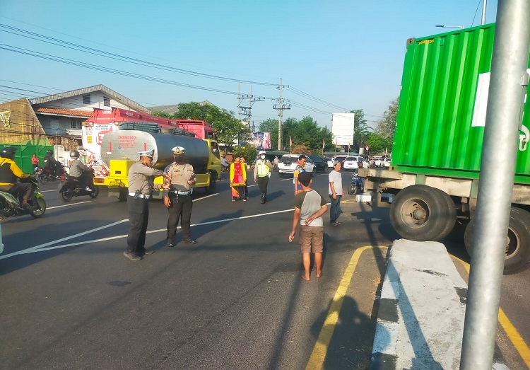 Insiden muatan truk Kontainer yang terlepas hingga membuat jalanan macet, Jumat (25/08/2023). SP/ Hikmah