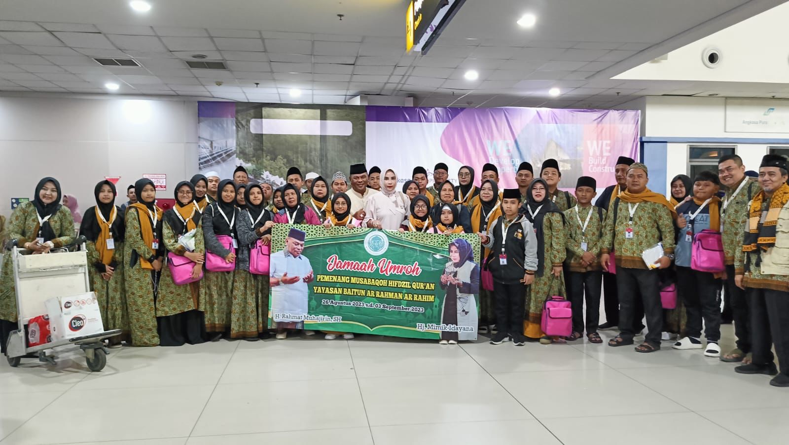 Pasutri Anggota Dewan Rahmat Muhajirin dan istrinya Hj Mimik bersama para penghafal Al-Quran yang diberangkatkan umroh gratis 