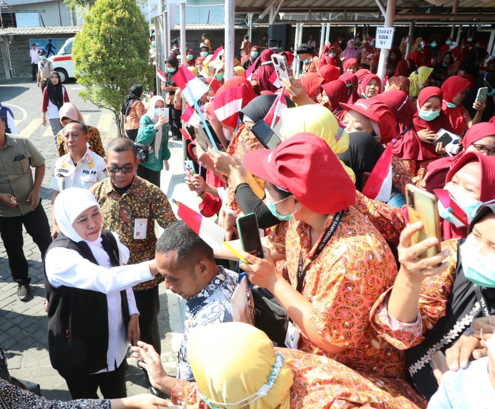 Gubernur Jawa Timur Khofifah Indar Parawansa mengunjungi para pekerja di sektor Industri Hasil Tembakau (IHT) di fasilitas produksi PT. HM Sampoerna Tbk. Rungkut 2, Surabaya, Kamis (24/8/2023). 