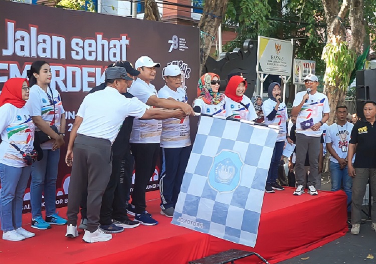 Bupati saat memberangkatkan jalan sehat kemerdekaan. MUHAJIRIN KASRUN