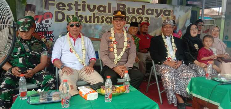 Camat Jabon, Kapolsek Jabon dan Kepala desa Dukuhsari dalam acara karnaval budaya, Minggu (27/08/2023). SP/Hikmah