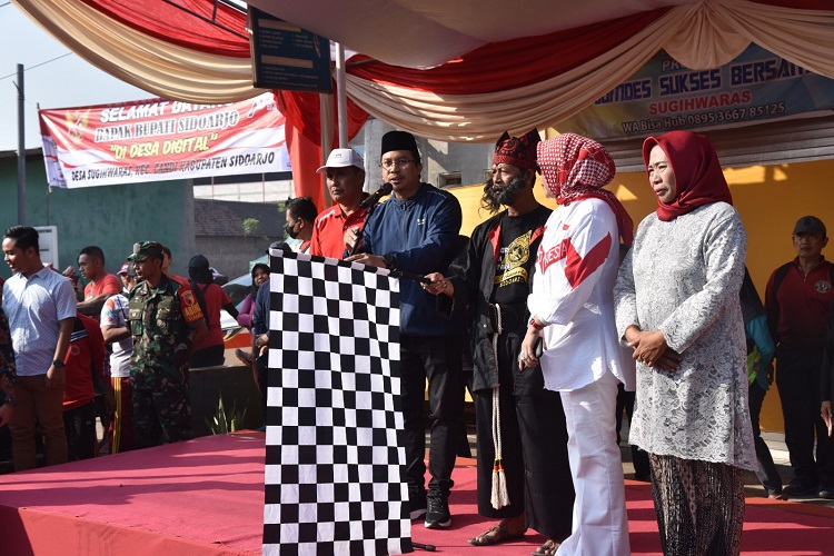 Jalan sehat Desa Sugihwaras Candi, Sidoarjo, Minggu (27/08/2023). SP/ Hikmah