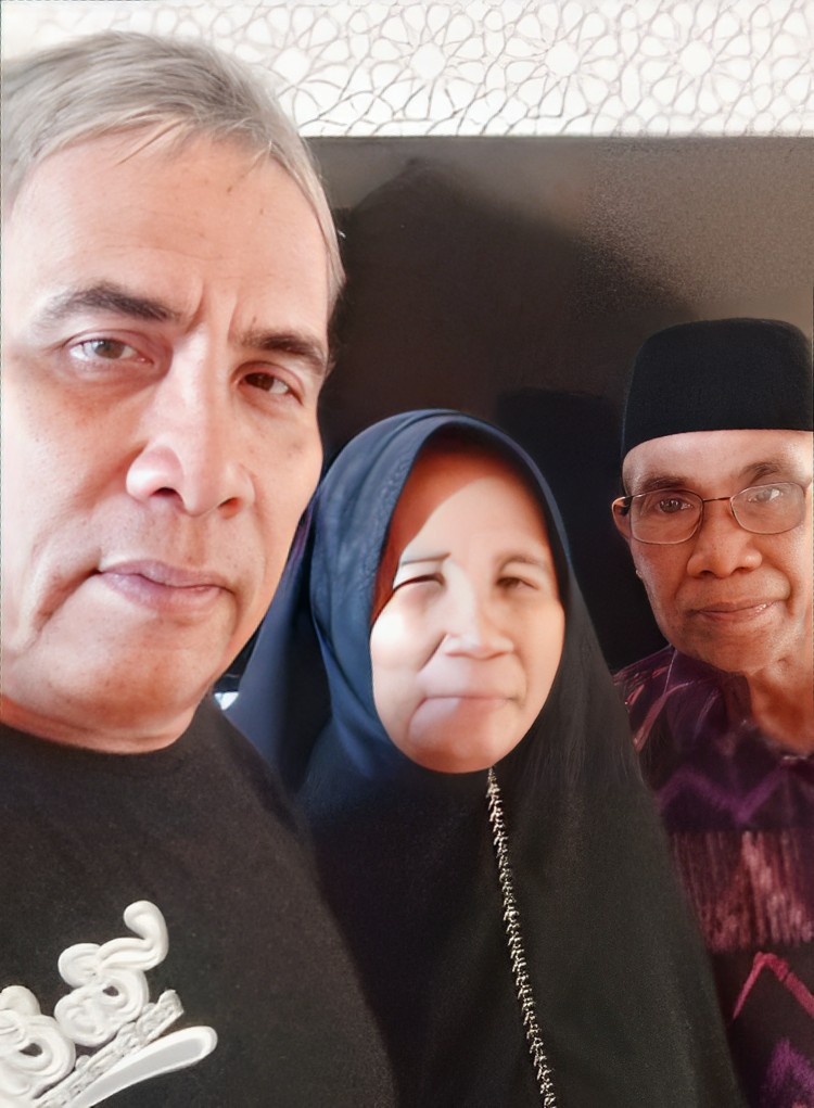 Abdul Azis S.Pd bersama istri, Nurjaya ditemani sang adik, Hikmah saat berada di ruang lobby hotel menunggu keberangkatan umroh. SP/ Hikmah