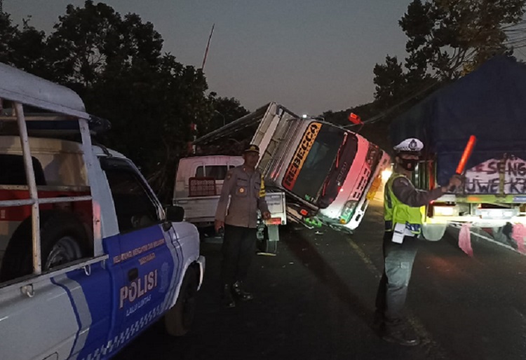 Kondisi kedua kendaraan sebelum dievakuasi petugas. SP/Lestariono 