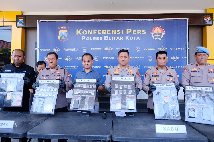 Para pelaku pengedar narkoba dan pil double L berhasil diringkus Plres Blitar Kota dalam Operasi Tumpas Narkoba Semeru selama 12 hari. SP/ Lestariono