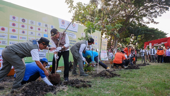 Penanaman pohon terus digalakkan oleh Pemkab Lamongan meminimalisir terjadi polusi udara. SP/MUHAJIRIN KASRUN