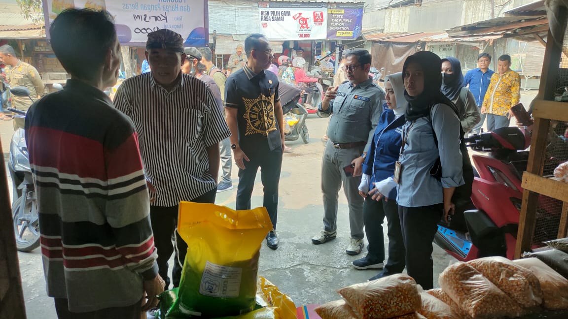 Tim gabungan saat melakukan sidak stok dan harga beras di pasar tradisional Kota Mojokerto.