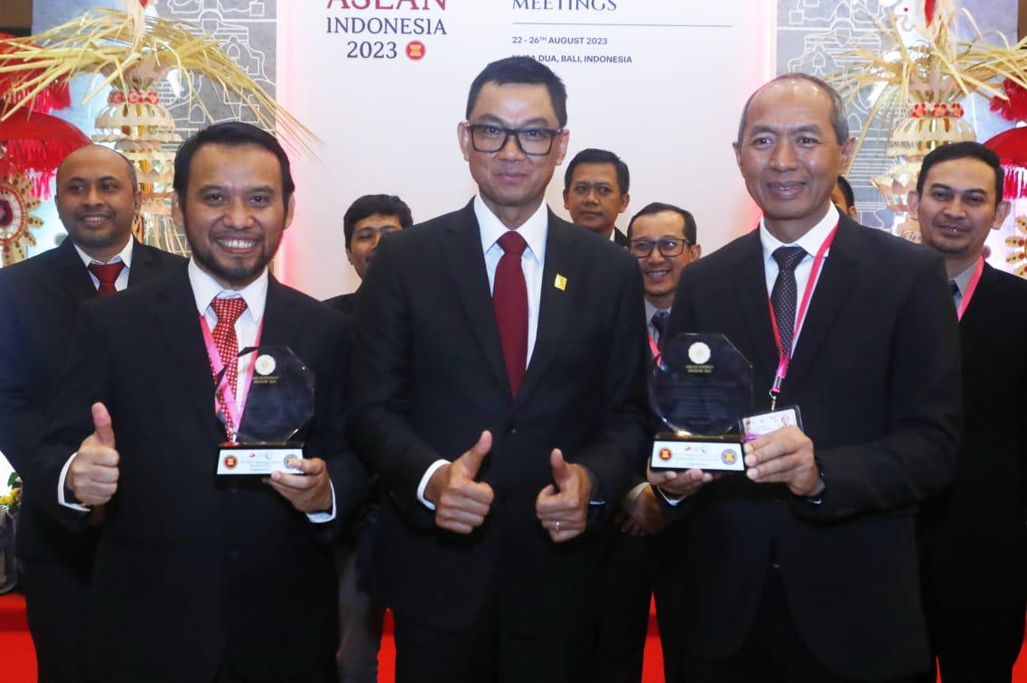Kiri ke kanan: General Manager PLN Indonesia Power Suralaya PGU, Irwan Edi Syahputra Lubis, Direktur Utama PLN Darmawan Prasodjo, Direktur Utama PLN Indonesia Power Edwin Nugraha Putra usai meraih penghargaan ASEAN Energy Award 2023  di Bali, Jumat (25/8/