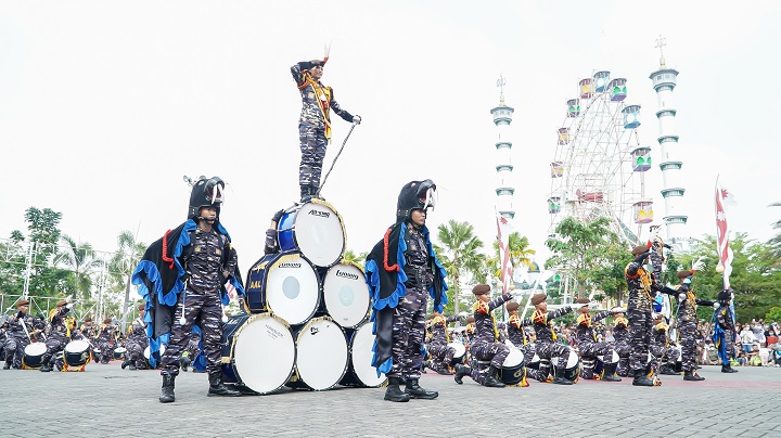 Performance Atraksi drumband dari Genderang Suling Gita Jala Taruna Akademi Angkatan Laut cukup menghibur warga Lamongan. SP/MUHAJIRIN KASRUN
