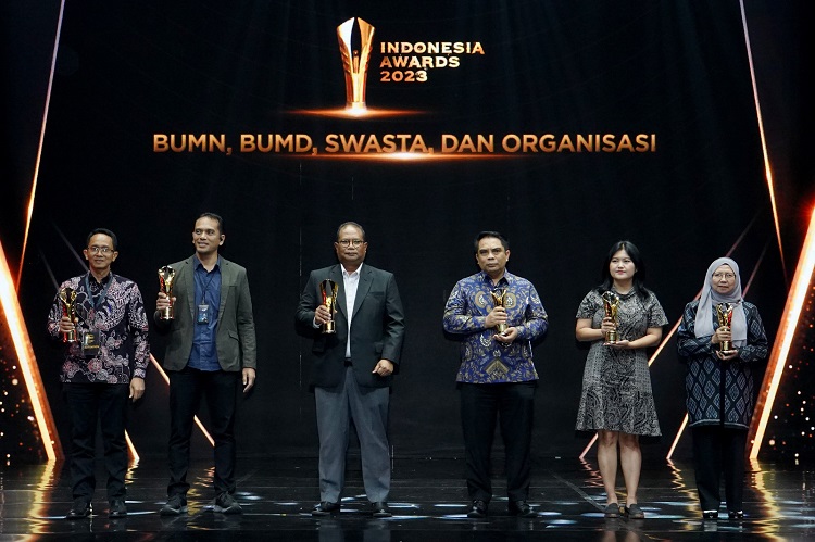 Direktur Sales & Distribution PT Bank Syariah Indonesia Tbk (BSI) Anton Sukarna (tiga dari kanan) menerima penghargaan Special Recognition of Outstanding Initiative atas inisiatif Program Desa BSI (Bangun Sejahtera Indonesia) di Jakarta, Kamis (31/08/2023