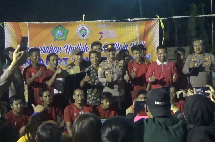 Suasana Penyerahan Hadiah Lomba Voli Desa Lambangan, Sabtu (02/09/2023). SP/ Hikmah