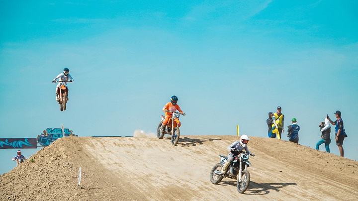 Para Crosser saat menunjukan kepiawaiannya dalam mengendarai motornya. SP/MUHAJIRIN KASRUN