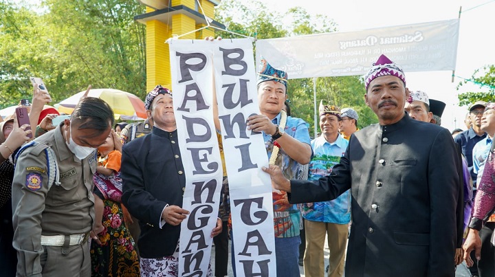 Bupati Lamongan saat meresmikan Desa Padenganploso menjadi bumi Tahu Campur. SP/MUHAJIRIN KASRUN