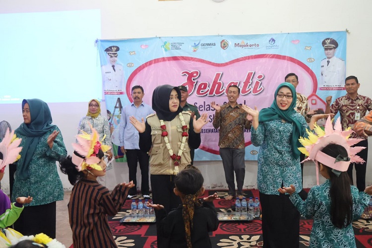 Bupati Mojokerto Ikfina Fahmawati saat menghadiri program Selasa Sehat turunkan Stunting, AKB, dan AKI (SEHATI) yang digelar di Pendopo Desa Kutogirang, pada Selasa, (05/09/2023) pagi. SP/ DWI