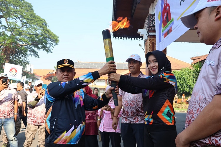 Bupati Mojokerto Ikfina Fahmawati saat memberangkatkan secara langsung kirab api Pekan Olahraga Provinsi (Porprov) VIII Jawa Timur (Jatim), Selasa (05/09/2023). SP/ DWI