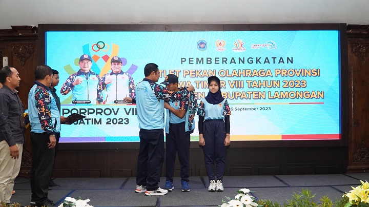 Bupati saat memasangkan jaket ke salah satu kontingen Porprov Kab Lamongan. SP/MUHAJIRIN KASRUN