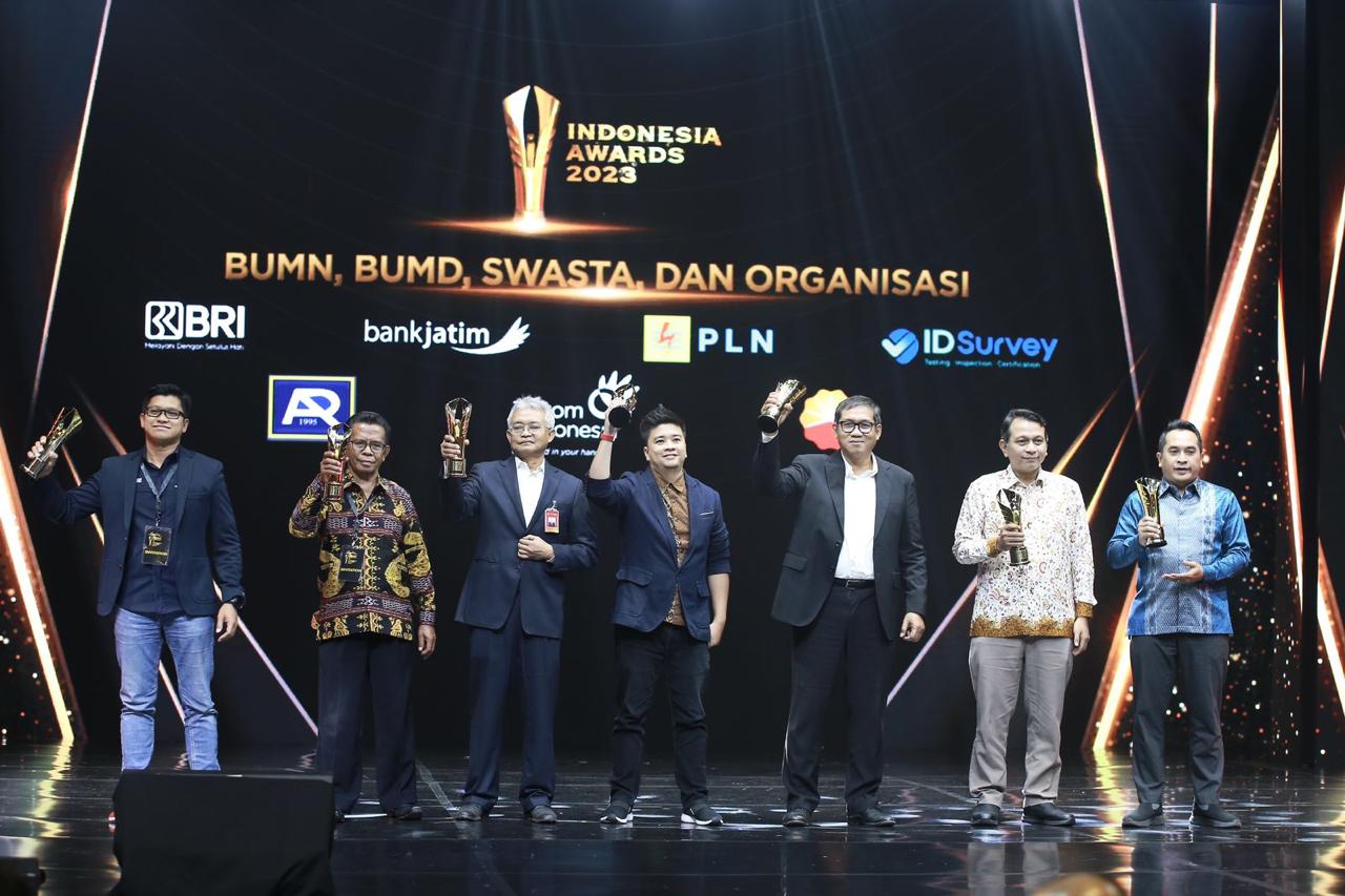 Direktur Manajemen Proyek dan Energi Baru Terbarukan PLN Wiluyo Kusdwiharto (ketiga dari kanan) saat menerima penghargaan kategori Outstanding Award for Integrated Initiative PLN Mobile pada ajang Indonesia Award 2023 di Jakarta. Foto/Humas PLN