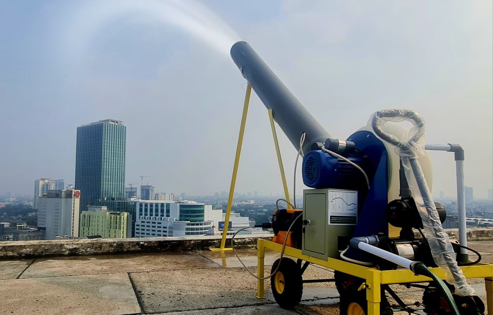 Mist generator menghasilkan semburan air yang mampu mengurangi konsentrasi polutan PM 2,5. Foto/Humas PLN