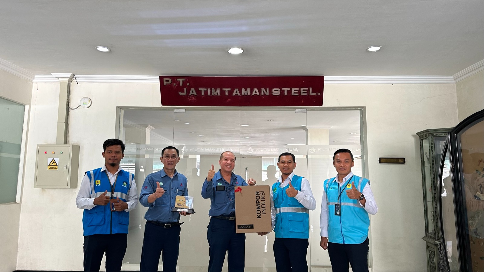 Ilustrasi kunjungan kepada pelanggan KTT PLN saat Hari Pelanggan. Foto/Humas PLN