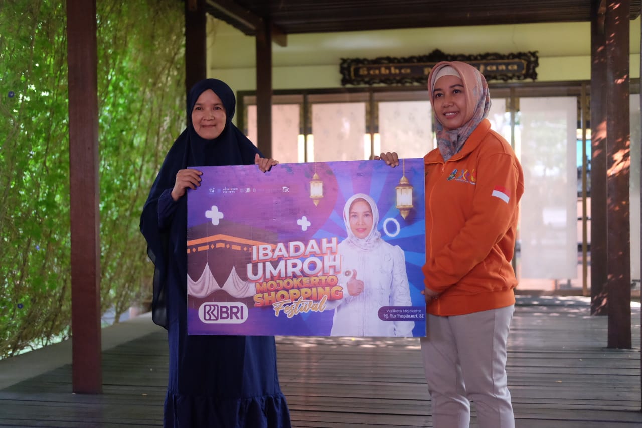 Walikota Ning Ita saat menyerahkan hadiah umroh gratis kepada Ariyanarti.