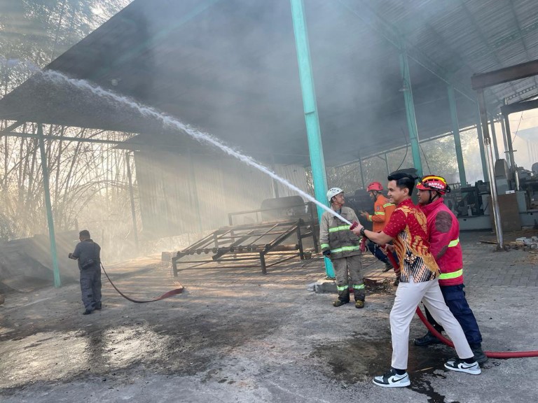 Petugas saat memadamkan api. SP/Lestariono 