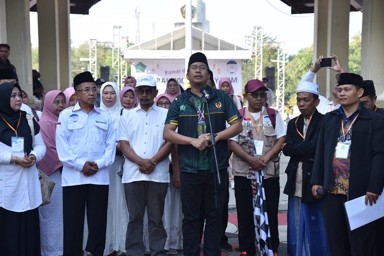 Bupati H. Ahmad Muhdlor saat memberangkatkan pawai dan bazar semarak 2.000 anak yatim yang digelar Forum Lembaga Kesejahteraan Sosial Anak (LKSA) Sidoarjo. SP/ Hikmah