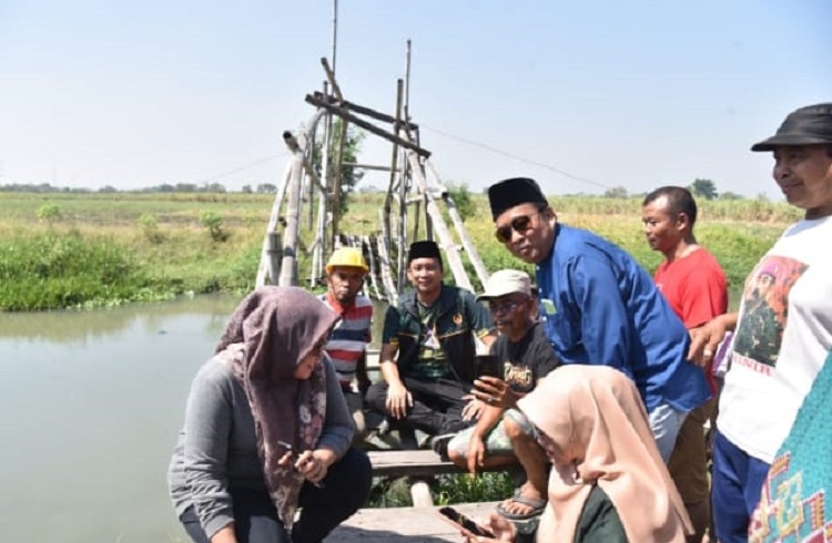 Bupati Sidoarjo, Ahmad Muhdlor Ali saat melakukan sidak ke lokasi yang akan dibangun jembatan tepatnya di Desa Semambung, Sidoarjo. SP/Hikmah