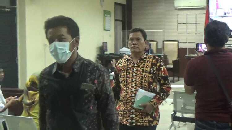 Heru Sugiarto (belakang) dan Sakri (depan) dalam persidangan kasus dugaan korupsi dana BKKD di PN Tipikor. SP/ Hikmah