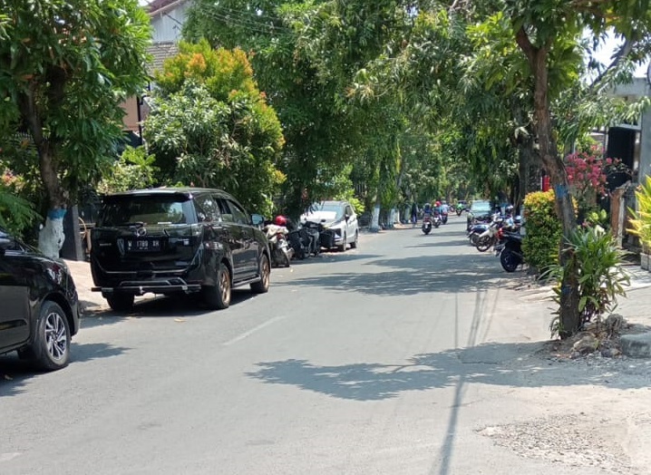 Mobil yang membawa petugas KPK saat parkir di depan rumah AB di Jalan Sunan Kali Jaga. SP/MUHAJIRIN