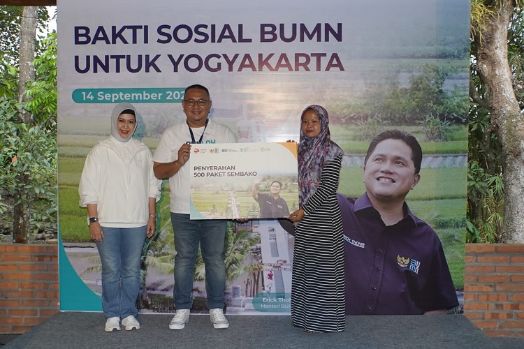 Direktur Compliance & Human Capital BSI Tribuana Tunggadewi (kiri) dan Asisten Deputi Bidang TJSL Kementerian BUMN Edi Eko Cahyono (tengah) saat memberikan simbolis bantuan 500 paket sembako pada Program Bakti Sosial BUMN kepada warga Desa Samberembe, Sle