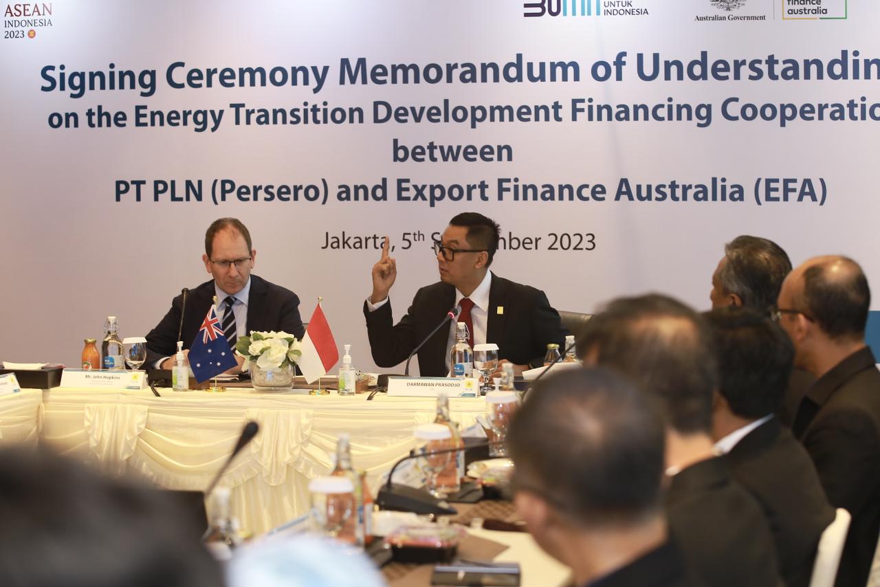 Darmawan Prasodjo (kedua dari kiri) saat memaparkan upaya transisi energi yang telah dan akan terus dilakukan PLN kepada CEO Export Finance Australia (EFA) John Hopkins (kiri) di Kantor Pusat PLN, Jakarta pada (5/9/2023). Foto/Humas PLN