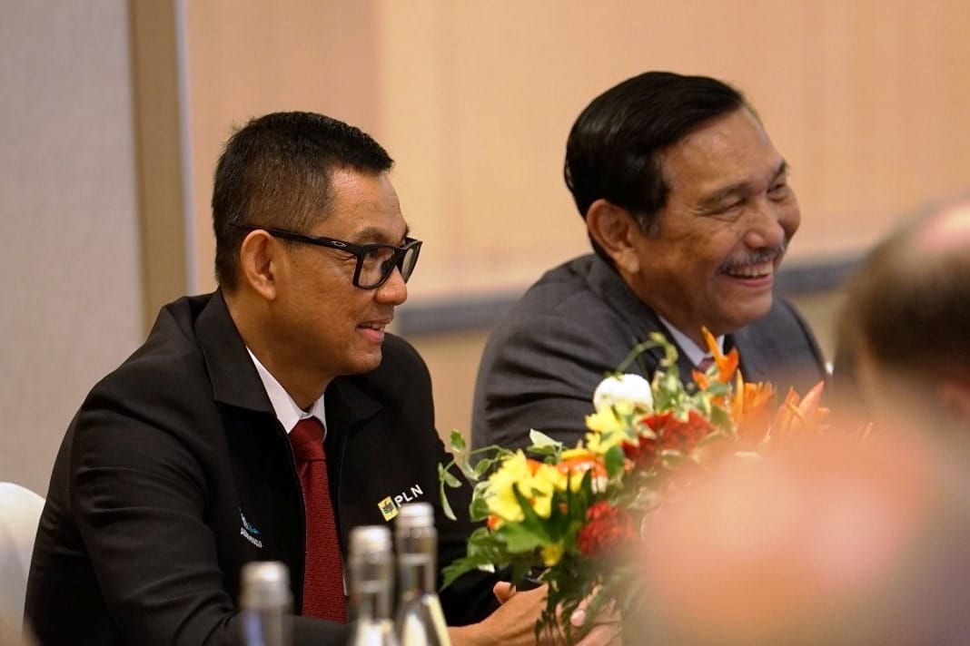 Direktur Utama PLN, Darmawan Prasodjo (kiri) dan Menteri Koordinator Bidang Kemaritiman dan Investasi Luhut Binsar Pandjaitan saat pertemuan antara Indonesia dan Papua Nugini di sela-sela acara Indonesia Sustainability Forum 2023, Kamis, (7/9/2023). Foto/
