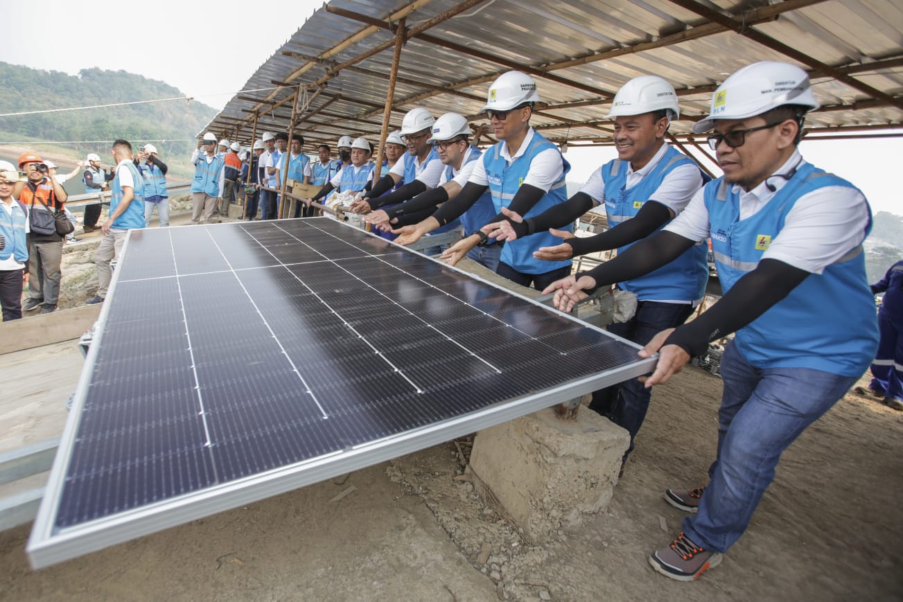 Direktur Utama PLN Darmawan Prasodjo (tengah) saat melepaskan solar panel terakhir yang akan digunakan untuk pembangkit listrik tenaga surya terapung Cirata, di Purwakarta, Jawa Barat. Foto/Humas PLN