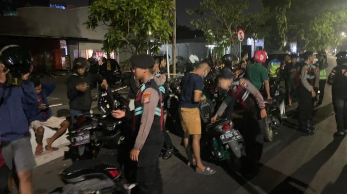 Ratusan pemuda yang terjaring razia Operasi Zebra, Minggu (17/9/2023) dinihari. Mereka kebanyakan terjaring karena kebut-kebutan di jalanan Surabaya.
