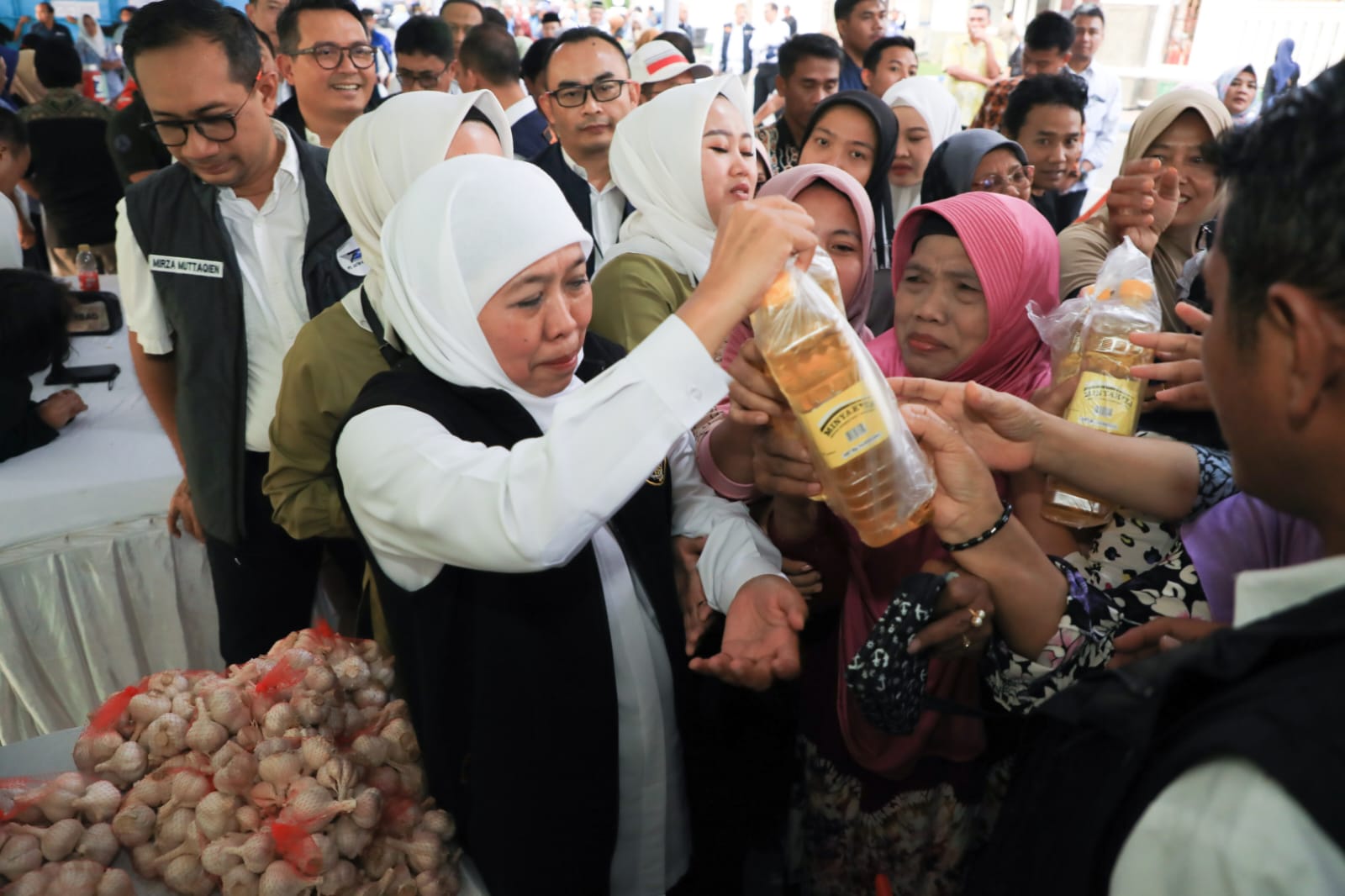 Gubernur Khofifah Indar Parawansa secara langsung meninjau operasi pasar di berbagai daerah, salah satunya di Jombang. SP/Biro Adpim Pemprov Jatim