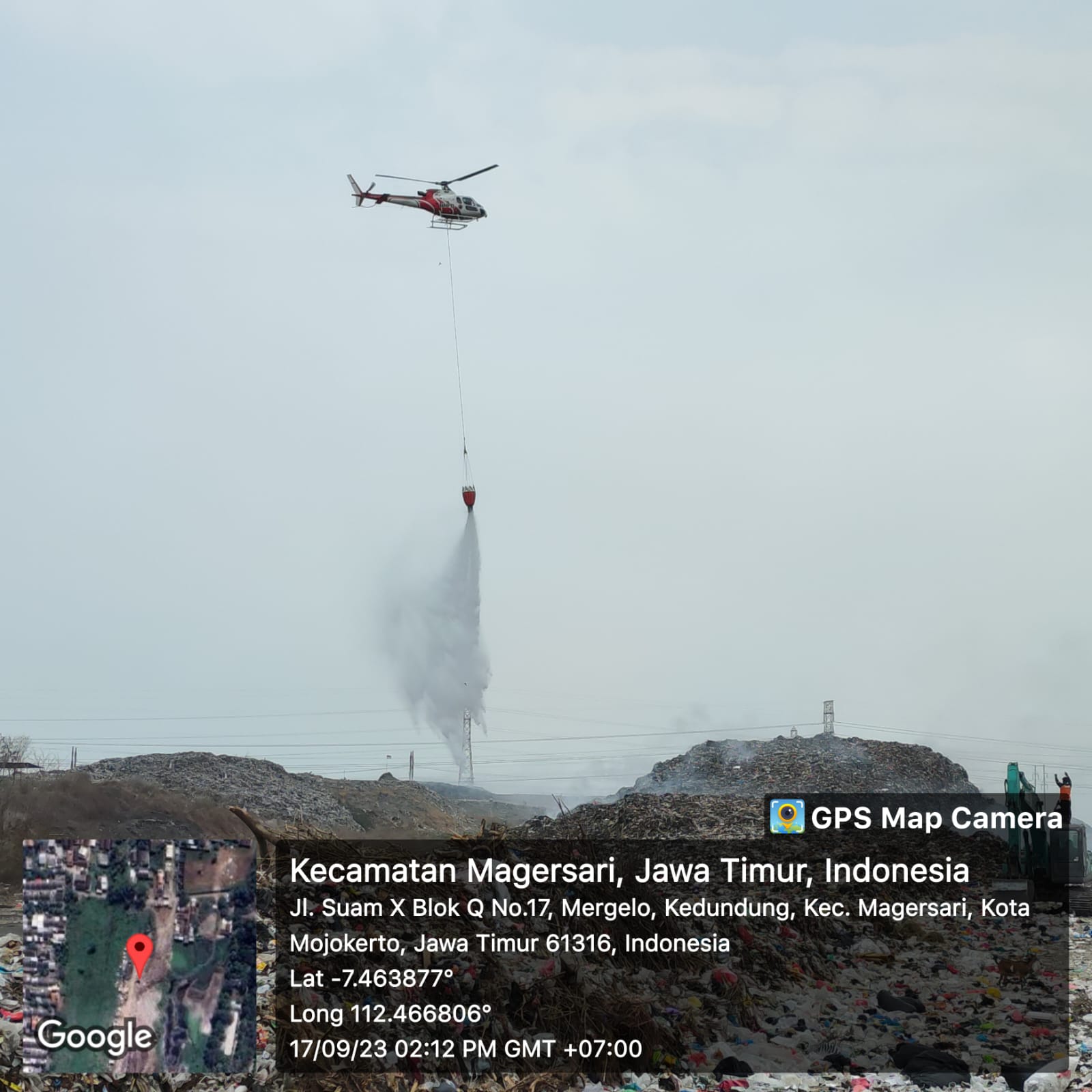 Heli Super Puma milik BNPB diterjunkan untuk memadamkan api dan asap pada sampah di TPA, Randegan, Kelurahan Kedundung, Kota Mojokerto kemarin