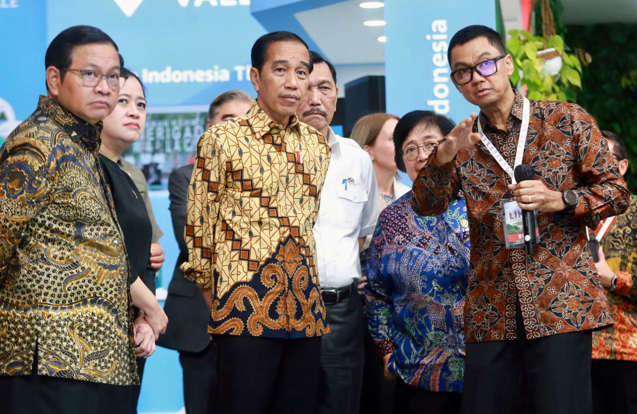 Direktur Utama PLN, Darmawan Prasodjo memaparkan konsep Accelerated Renewable Energy Development kepada Presiden RI Joko Widodo pada acara puncak Festival LIKE, Senin, (18/9/2023). Foto/Humas PLN