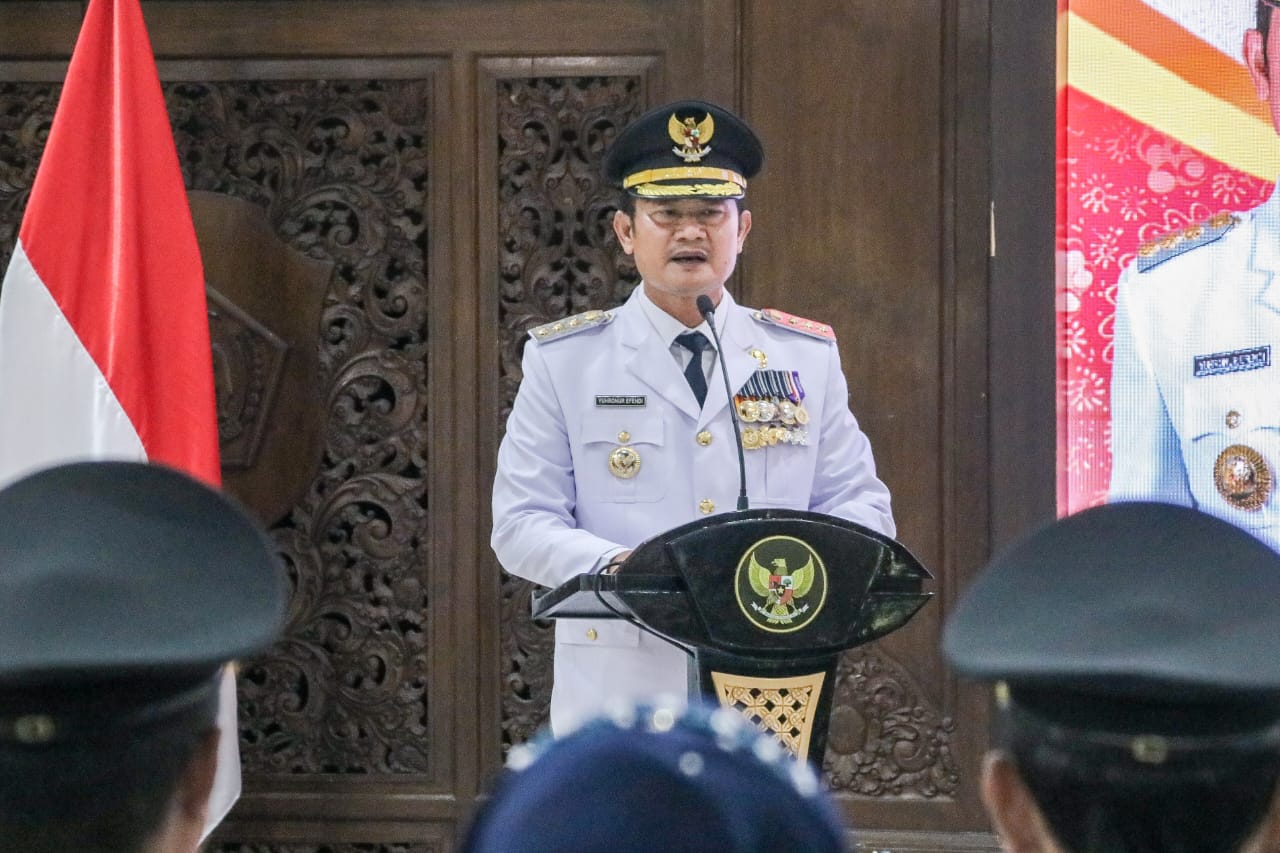 Bupati Lamongan Yuhronur Efendi saat memberikan sambutan dalam pelantikan PAW Kades di Pendopo Lokatantra belum lama ini. FOTO:SP/Ist