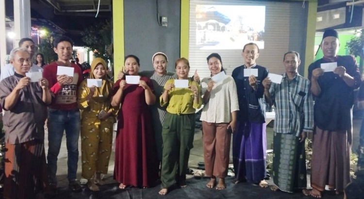 Paguyuban warga RT 10 RW 02 desa Dukuhsari Kidul, Kecamatan Jabon, Kabupaten Sidoarjo saat mengadakan berbagi doorprize dengan hadiah uang tunai puluhan ribu hingga ratusan ribu rupiah, Selasa (19/09/2023). SP/ Hikmah