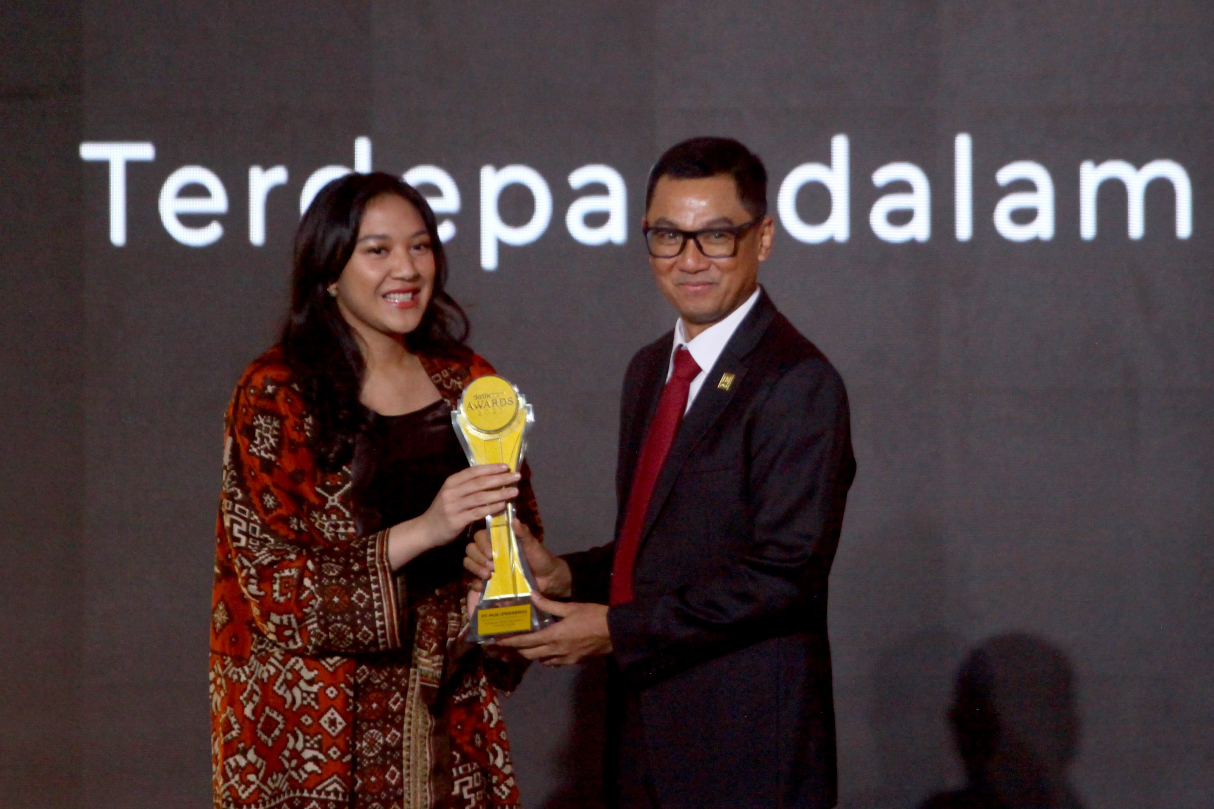 Direktur Utama PLN Darmawan Prasodjo (kanan) menerima penghargaan Detikcom Awards 2023, pada Kamis (21/9), di Jakarta. Foto/Humas PLN