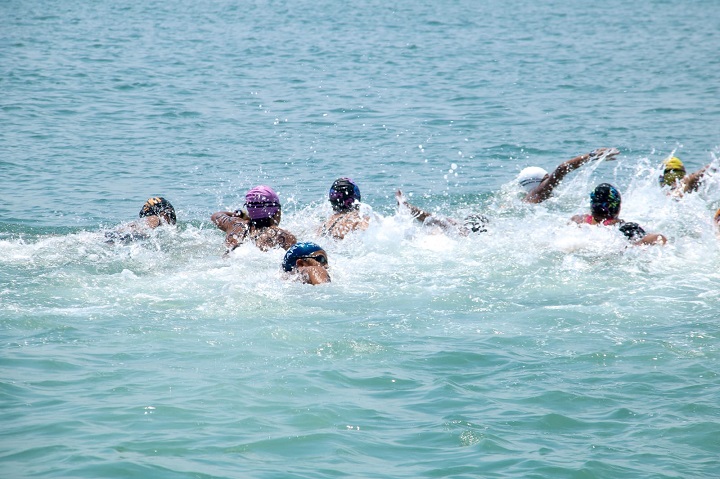 Para perenang tengah berusaha menjadi yang terbaik dalam Kejurnas renang terbuka 2023 di TKBR Lamongan. SP/MUHAJIRIN