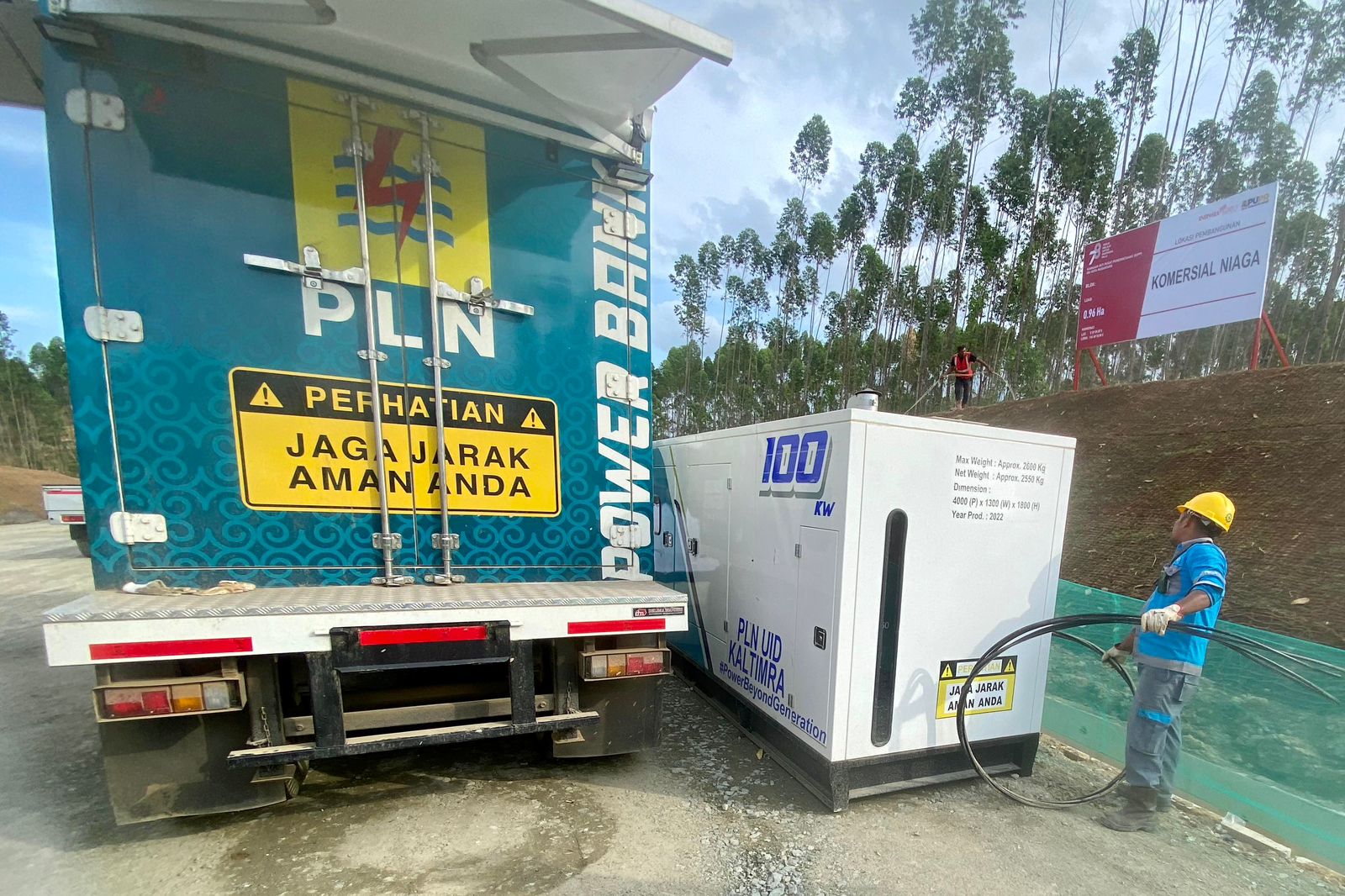 Proses instalasi UPS pada salah satu lokasi proyek strategis Ibu Kota Nusantara. Foto/Humas PLN