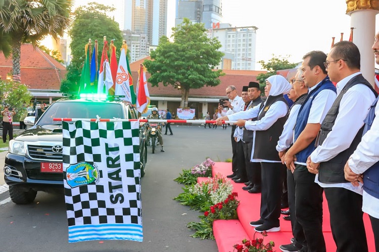 Pataka Jer Basuki Mawa Beya diberangkatkan oleh Gubernur Khofifah dari Gedung Grahadi Surabaya. SP/ Biro ADPIM