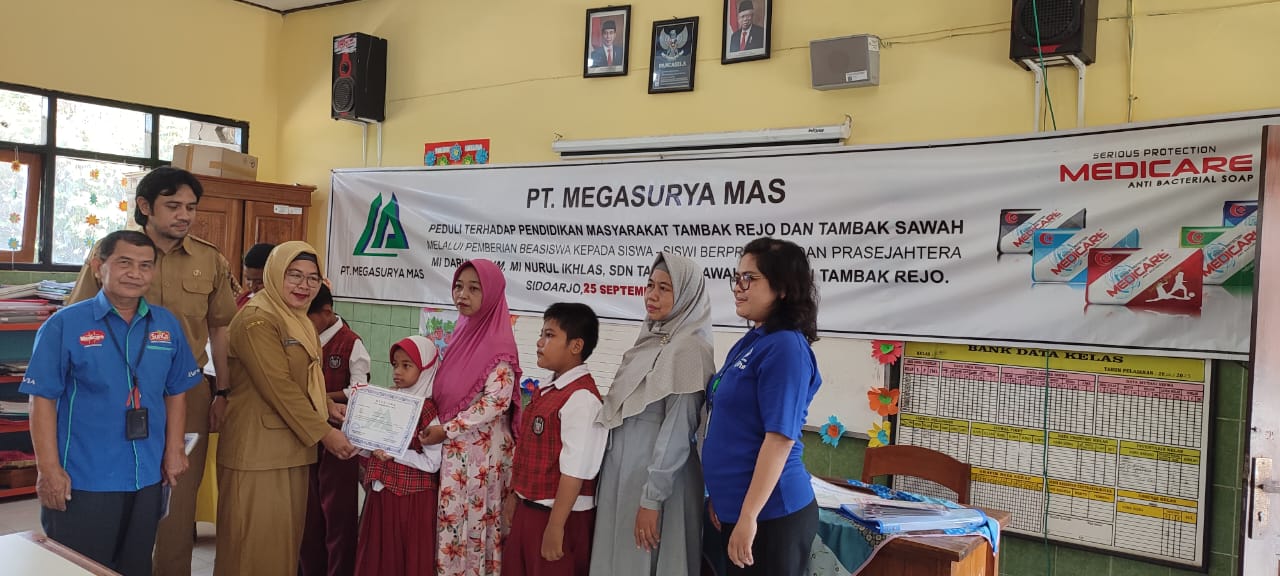 Penyerahan beasiswa kepada Siswa-siswi SD negeri Tambak Sawah 