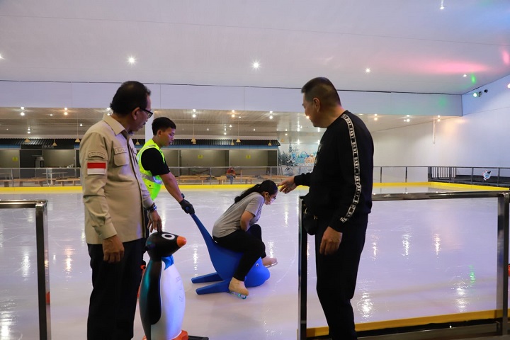 Wakil Ketua DPRD Surabaya, A Hermas Thony ditemani Direktur MSquare Ice Arena Bunyamin Christianto saat menjamu MSquare Ice Skating Arena di Lantai 2 Maspion Square, Senin (25/9).