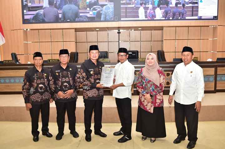 Ketua DPRD Lamongan bersama pimpinan menyerahkan dokumen Perda ke bupati.