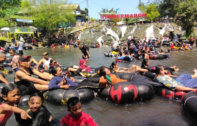 Warga RT 10 RW 02 desa Dukuhsari kidul saat menikmati suasana rekreasi di  Sumber Maron Malang pada Minggu (01/10/2023) pagi. SP/ Hikmah