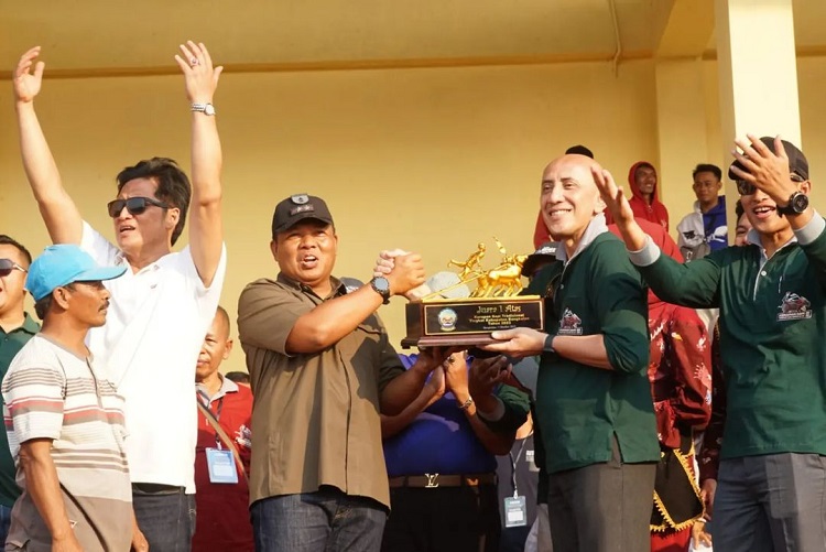 PJ Bupati memberikan hadiah kepada para pemenang lomba Karapan Sapi. SP/ BGK