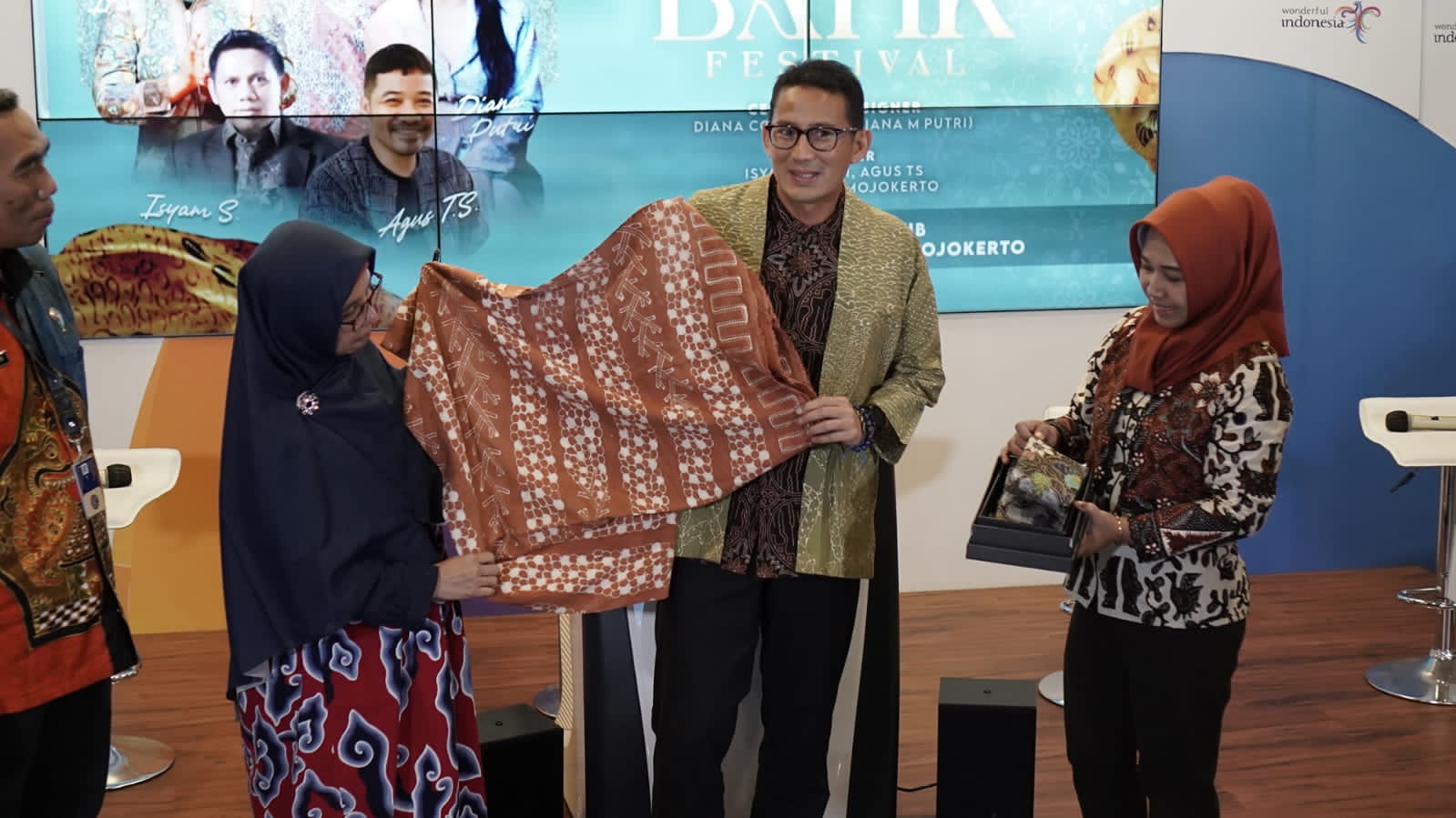 Menparekraf RI Sandiaga Uno didampingi Wali Kota Mojokerto Ika Puspitasari memamerkan hasil batik Kota Mojokerto 