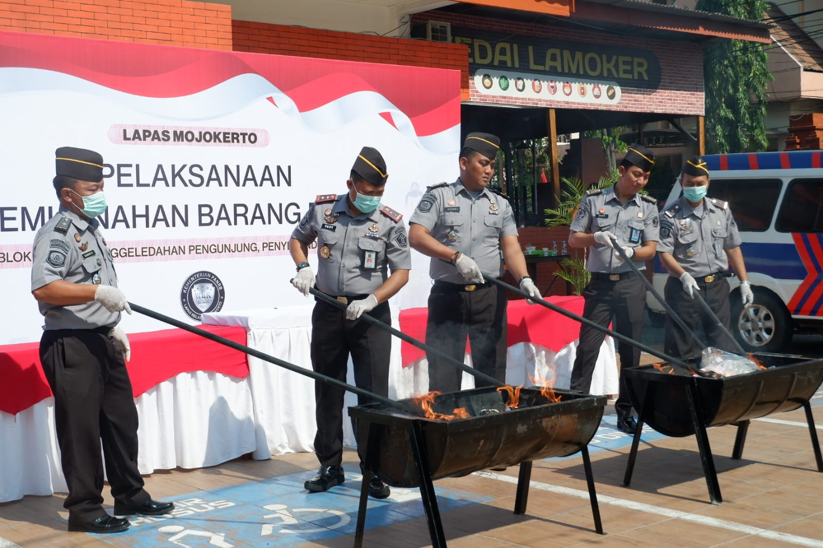 Lapas Mojokerto saat melakukan pemusnahan barang terlarang hasil razia